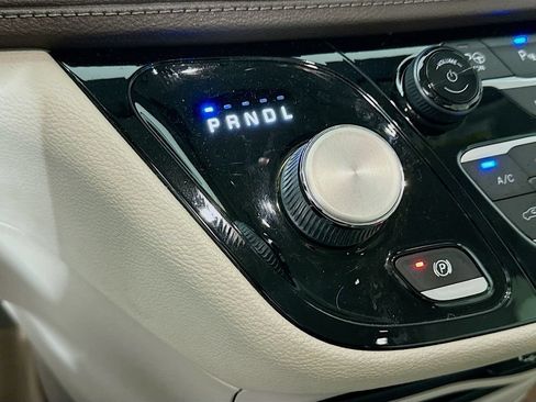 Used 2021 Chrysler Pacifica Touring-L FWD image 22