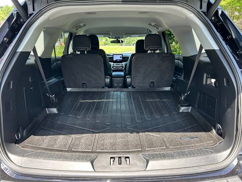 Used 2023 Ford Explorer XLT RWD image 41