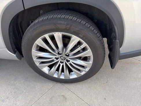 Used 2025 Toyota Highlander Platinum image 11