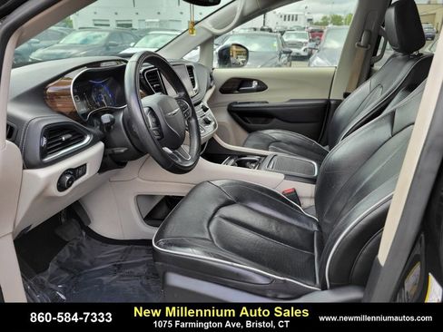Used 2022 Chrysler Pacifica Limited image 17