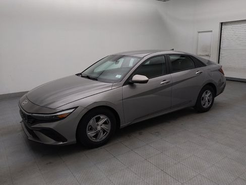 Used 2024 Hyundai Elantra SE FWD image 2