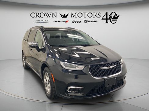 Used 2023 Chrysler Pacifica Limited AWD/4WD image 9