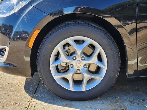 Certified 2018 Chrysler Pacifica Touring Plus w/ Tire & Wheel Group image 10