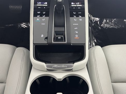 Certified 2024 Porsche Macan AWD/4WD image 20