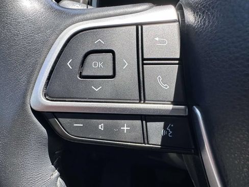 Used 2023 Toyota Highlander XLE AWD/4WD image 19