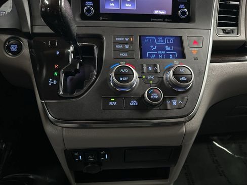 Used 2019 Toyota Sienna XLE FWD image 28