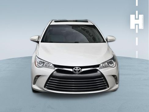 Used 2017 Toyota Camry XLE w/ Moonroof Package FWD image 3