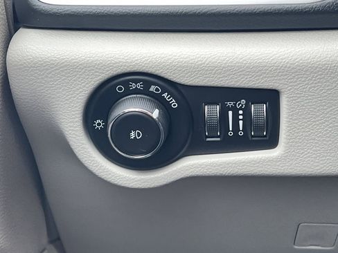 Used 2018 Chrysler Pacifica Touring Plus w/ Tire & Wheel Group image 17