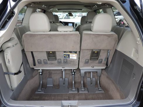 Used 2019 Toyota Sienna XLE w/ XLE Navigation Package FWD image 21