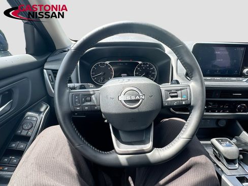 Used 2025 Nissan Rogue SV FWD image 14