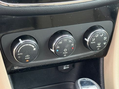 Used 2013 Chrysler 200 Touring FWD image 20