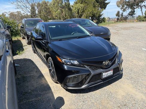 Used 2023 Toyota Camry SE image 3