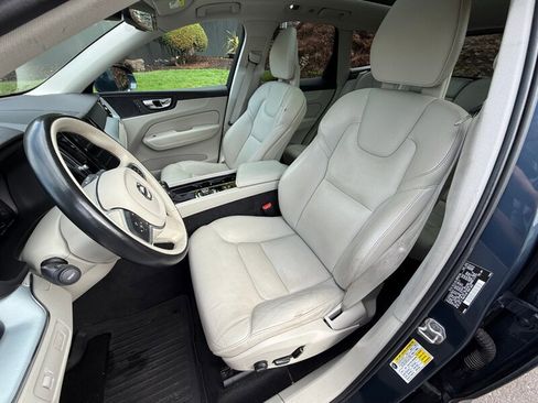 Used 2018 Volvo XC60 T5 Momentum w/ Convenience Package image 10