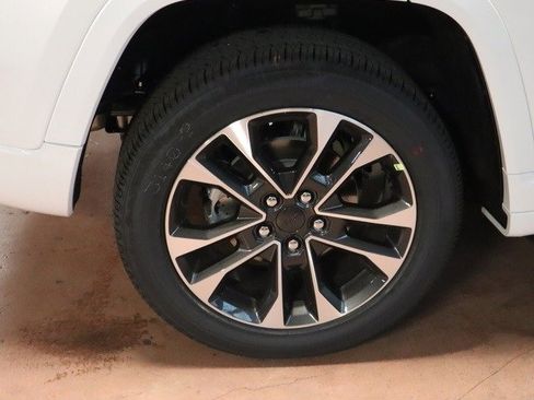 New 2023 Jeep Grand Cherokee Overland w/ Adv Protech Group III image 25