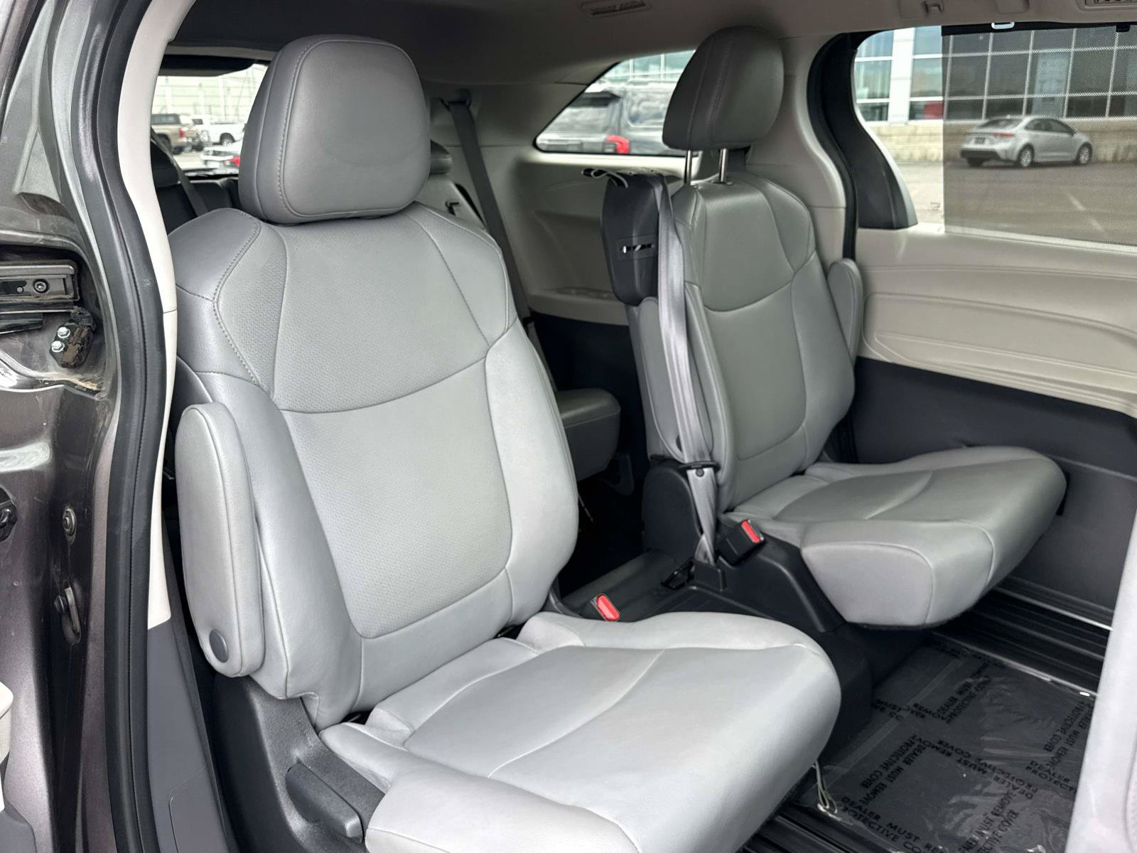 Used 2024 Toyota Sienna XLE FWD image 16