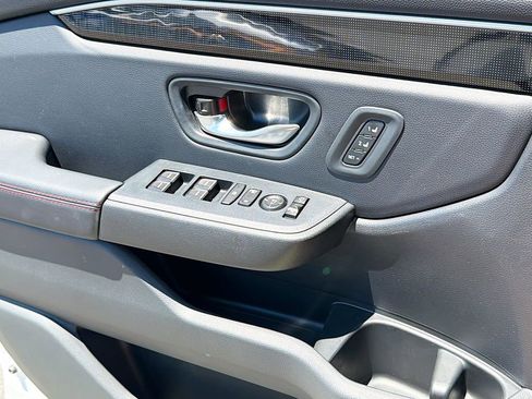 Used 2025 Honda Pilot Black Edition image 17
