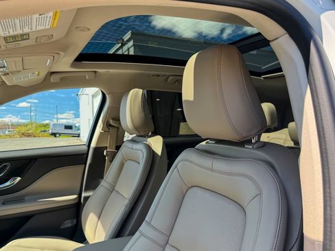 Used 2022 Lincoln Corsair AWD w/ Premium Package image 22