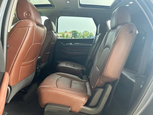 Used 2019 Buick Enclave Avenir w/ Avenir Technology Package FWD image 9