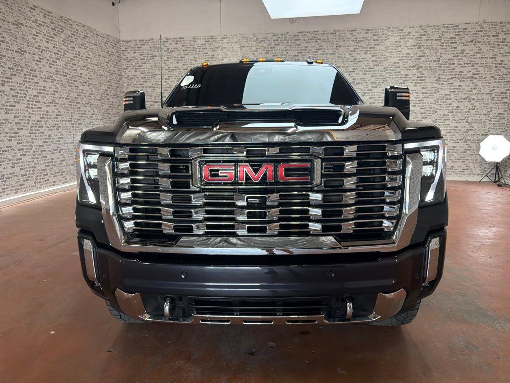 Used 2025 GMC Sierra 2500 Denali AWD/4WD image 2