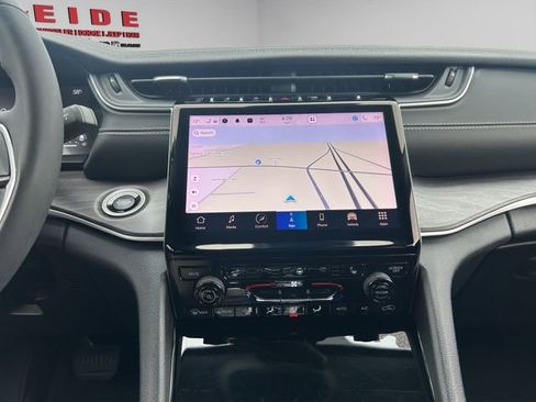 Used 2023 Jeep Grand Cherokee L Limited image 19