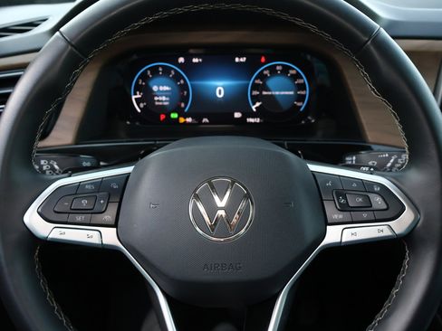 Used 2025 Volkswagen Atlas SE FWD image 13