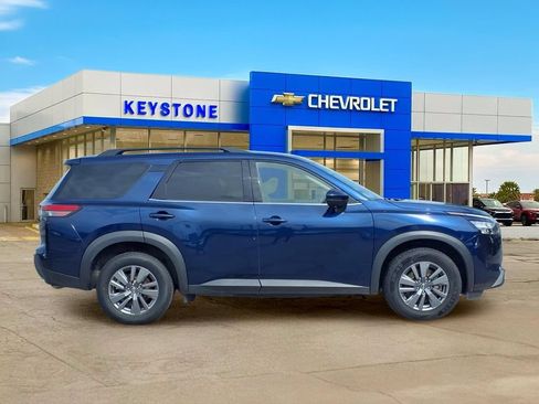 Used 2025 Nissan Pathfinder SV FWD image 8