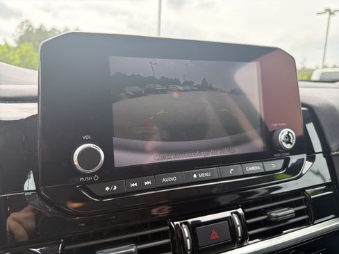 Used 2025 Nissan Pathfinder SV FWD image 6