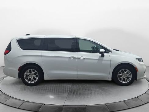 Used 2023 Chrysler Pacifica Touring-L FWD image 6