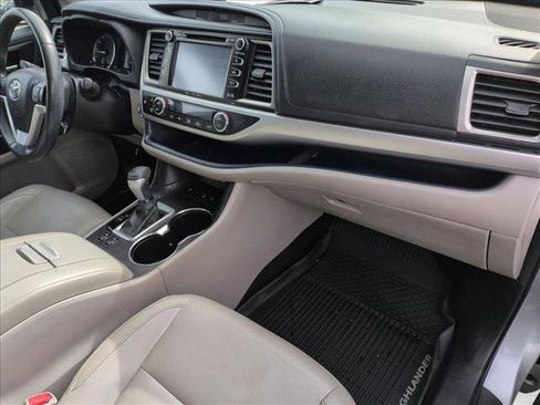 Used 2016 Toyota Highlander XLE image 22