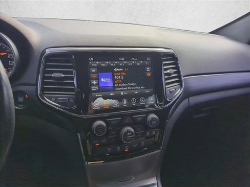 Used 2020 Jeep Grand Cherokee Altitude image 12