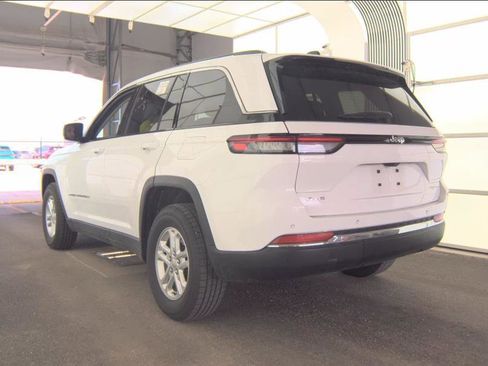 Used 2023 Jeep Grand Cherokee Laredo image 2