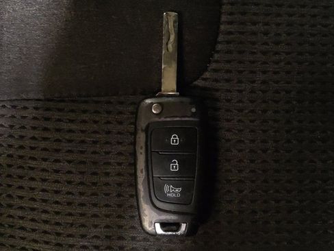 Used 2020 Hyundai Santa Fe SE image 32