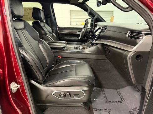 Used 2024 Jeep Wagoneer L Series II w/ Flexible Seating Group RWD image 27