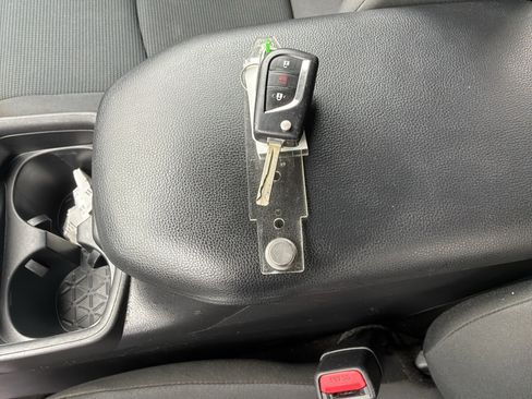 Used 2021 Toyota RAV4 LE FWD image 34