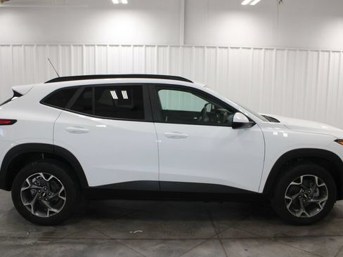 Used 2025 Chevrolet Trax LT FWD image 11