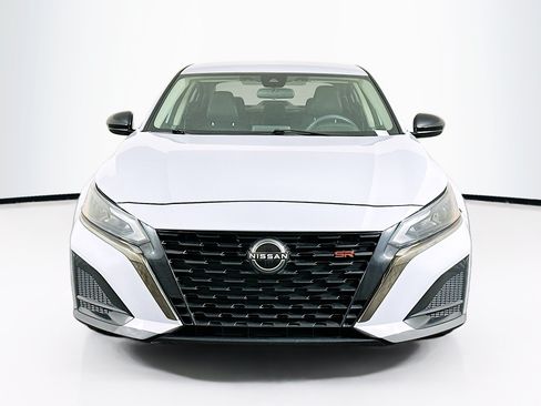 Used 2024 Nissan Altima 2.5 SR FWD image 2