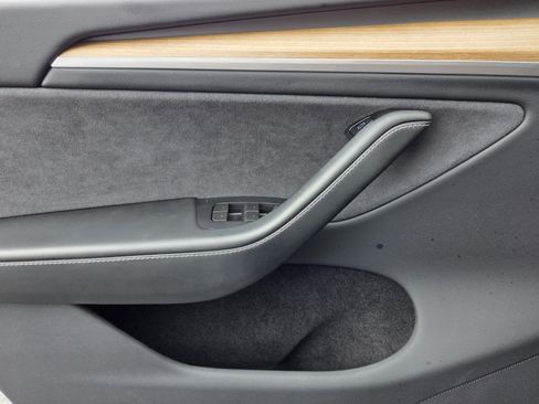 Used 2024 Tesla Model Y 2WD image 28