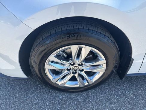 Used 2025 Toyota Sienna Limited image 12