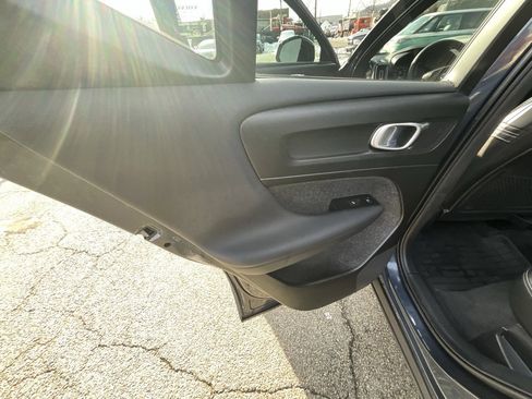 Used 2022 Volvo XC40 T5 R-Design w/ Advanced Package image 21