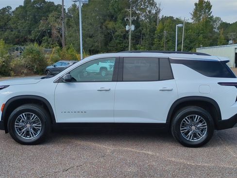 Used 2025 Chevrolet Traverse LT image 8