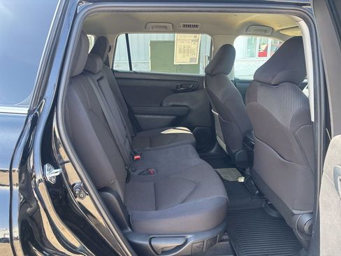 Used 2022 Toyota Highlander LE AWD/4WD image 30
