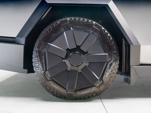 Used 2024 Tesla Cybertruck AWD Crew Cab image 5