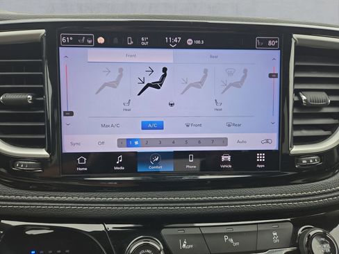 Used 2023 Chrysler Pacifica Touring-L FWD image 17