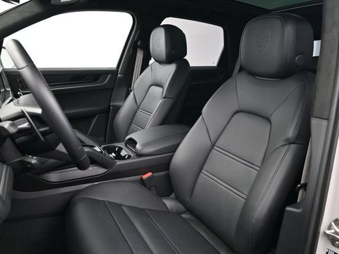 Certified 2026 Porsche Cayenne GTS AWD/4WD image 5