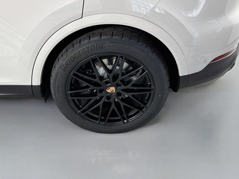 Certified 2025 Porsche Cayenne AWD/4WD image 29