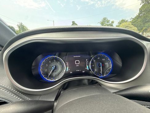Used 2024 Chrysler Pacifica Limited w/ S Appearance Package FWD image 24