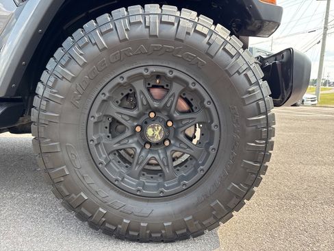 Used 2018 Jeep Wrangler Unlimited Sahara image 11