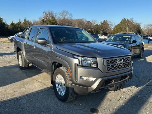 Used 2022 Nissan Frontier SV image 2