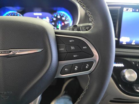 Used 2022 Chrysler Pacifica Touring-L image 19