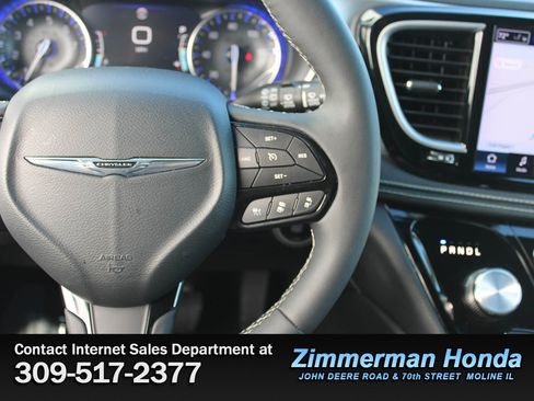 Used 2025 Chrysler Pacifica Limited image 15